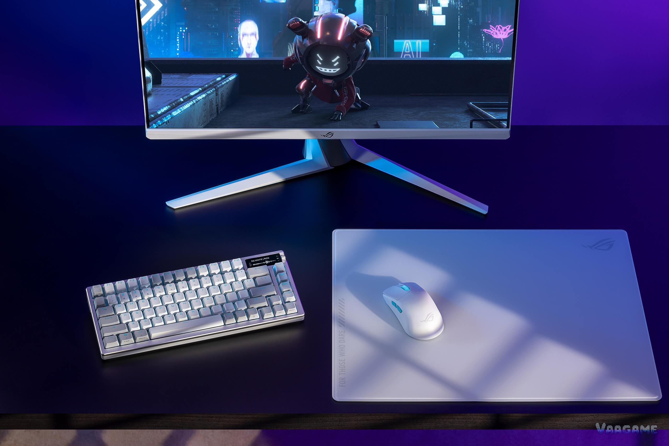 桌面上的月光白 ASUS ROG Azoth