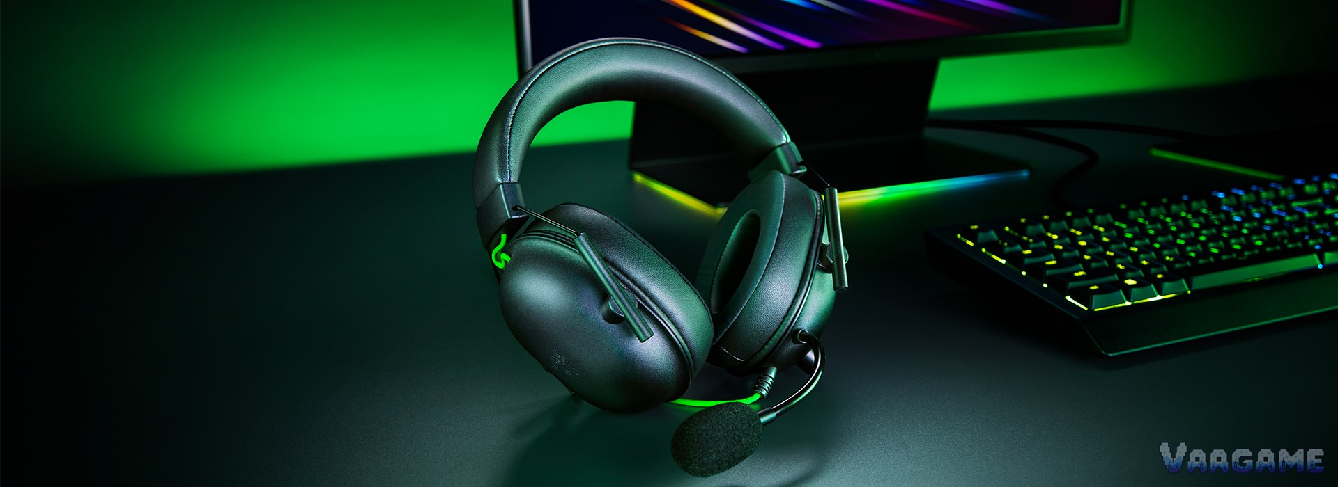 桌面上的 Razer BlackShark V2 X 游戏耳机