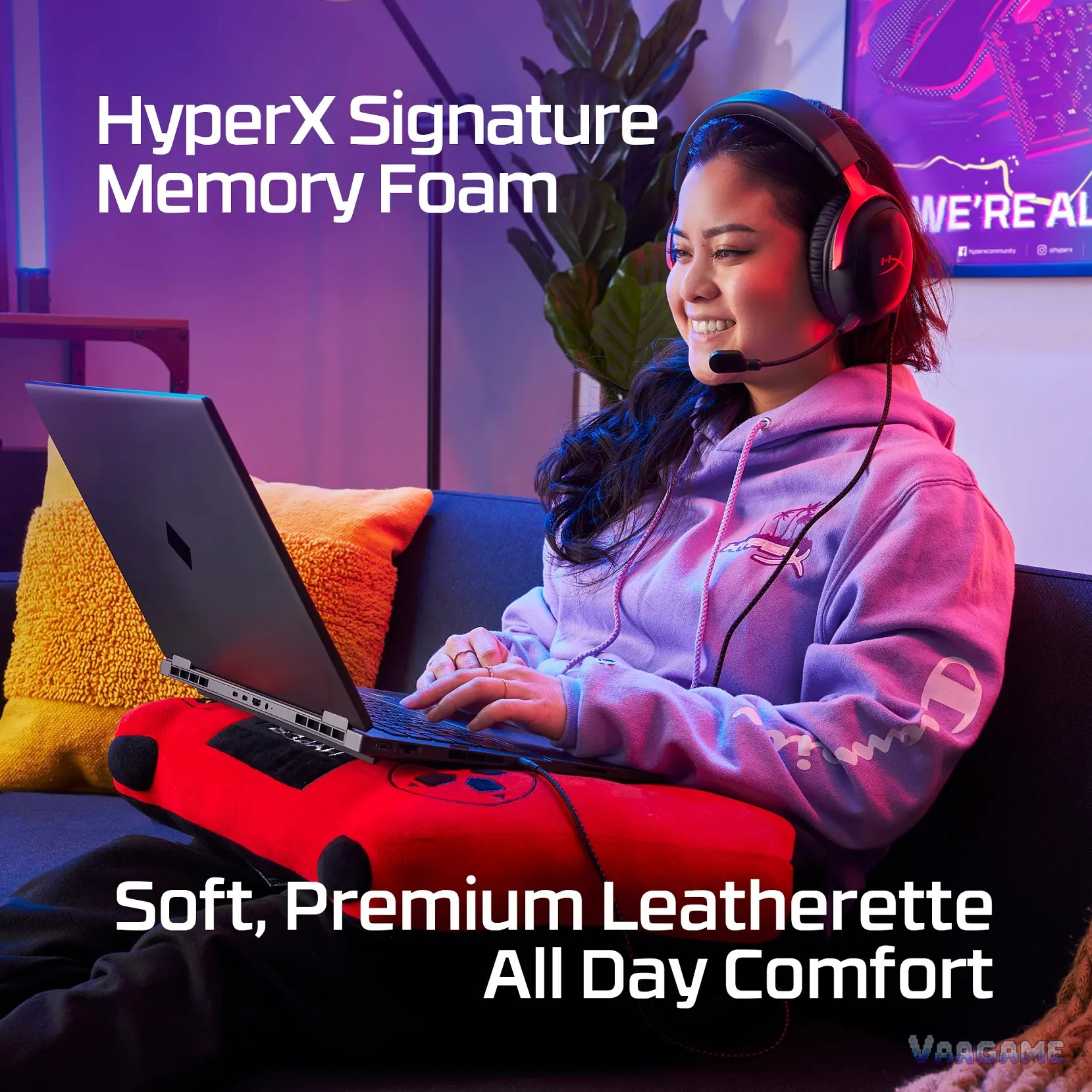 佩戴 HyperX Cloud III 的用户，展示记忆棉舒适佩戴