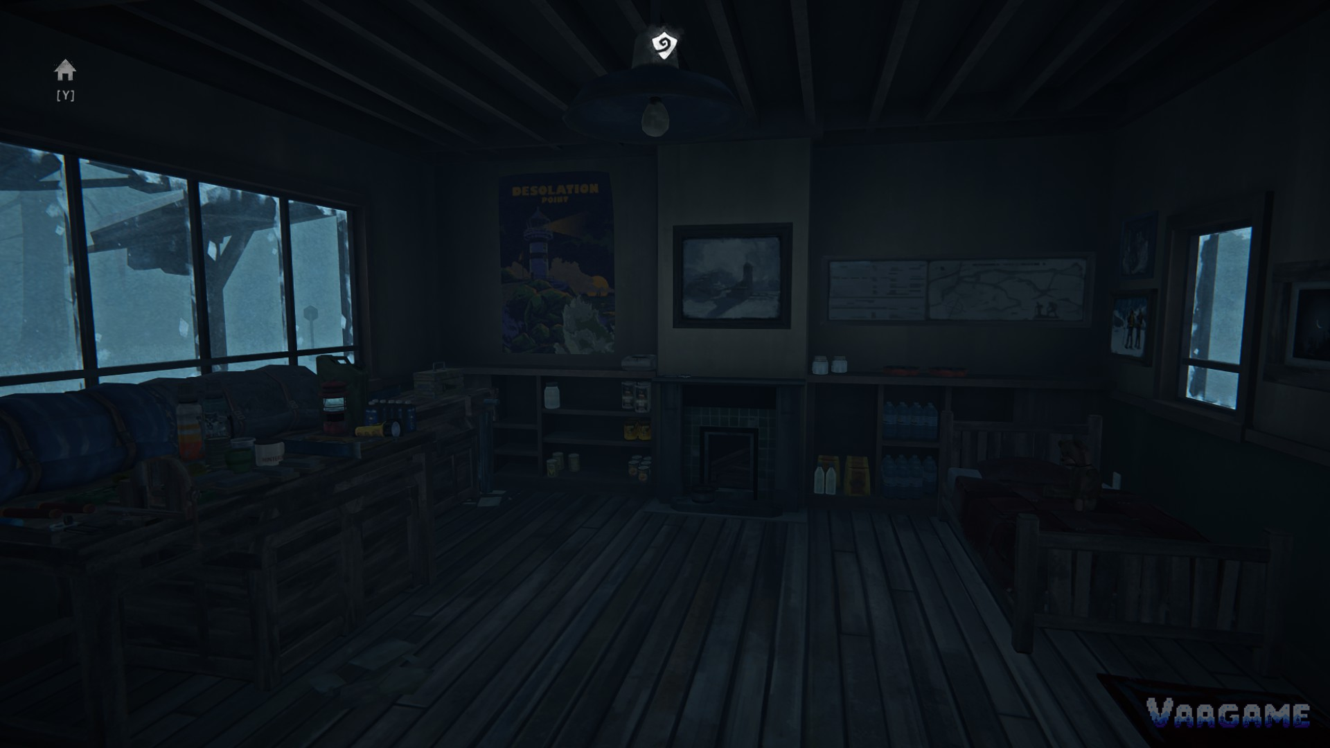 登船前 Desolation Point 小屋内景，有工作台、床铺与补给