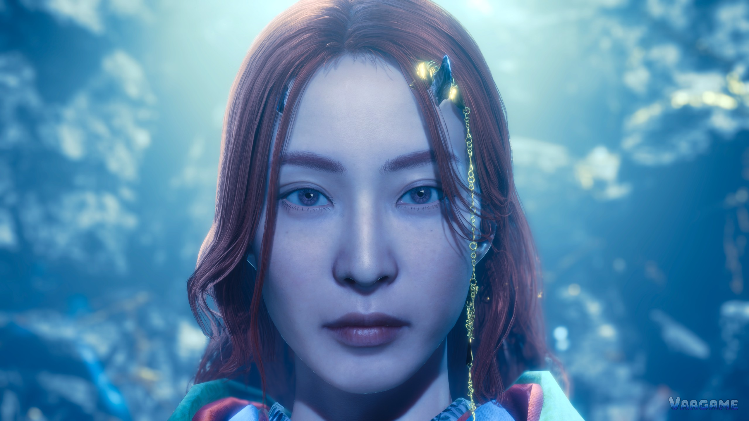 蓝发饰女子
